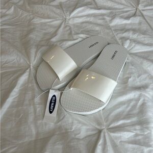Old Navy white flip flop slides